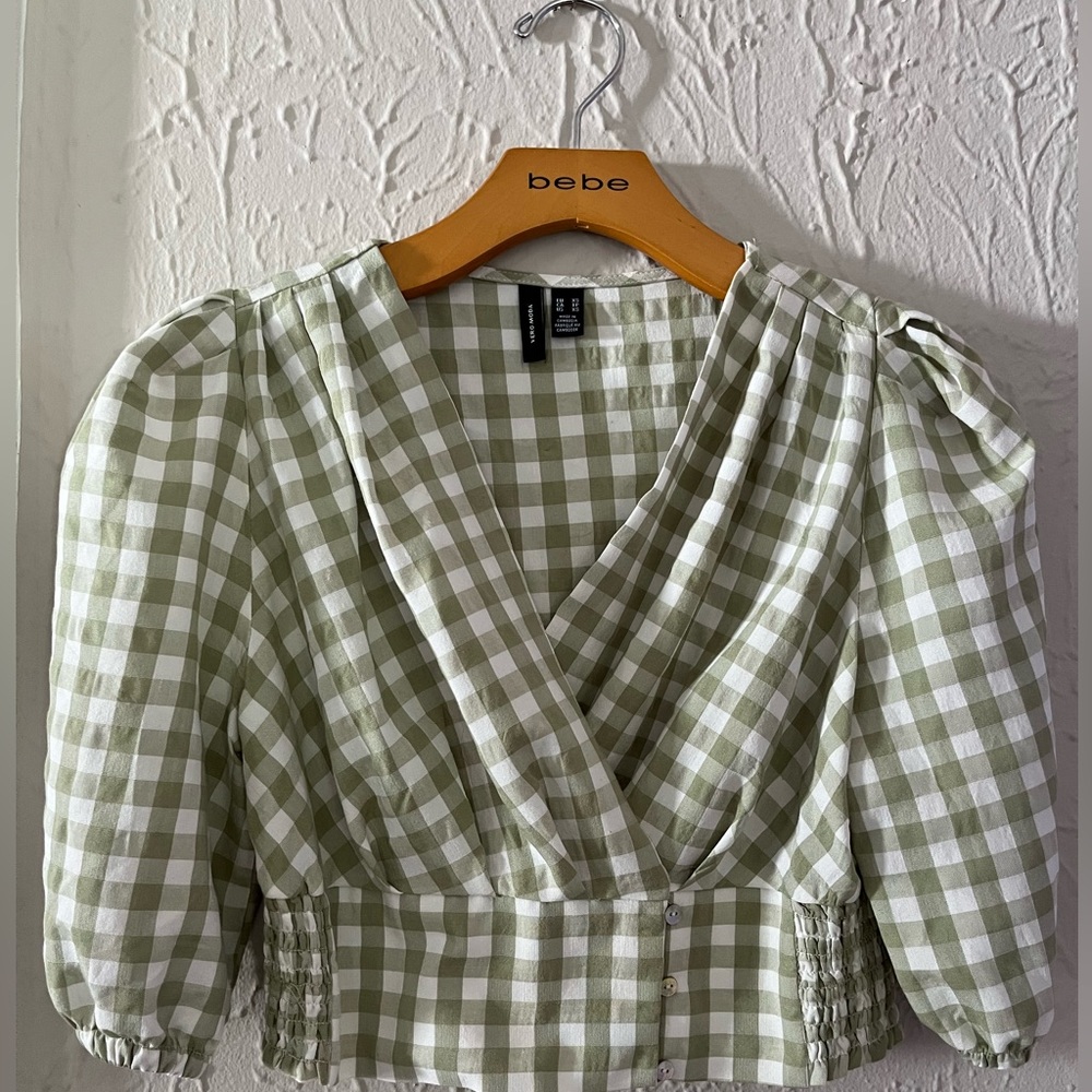 Super cute wrap crop top!